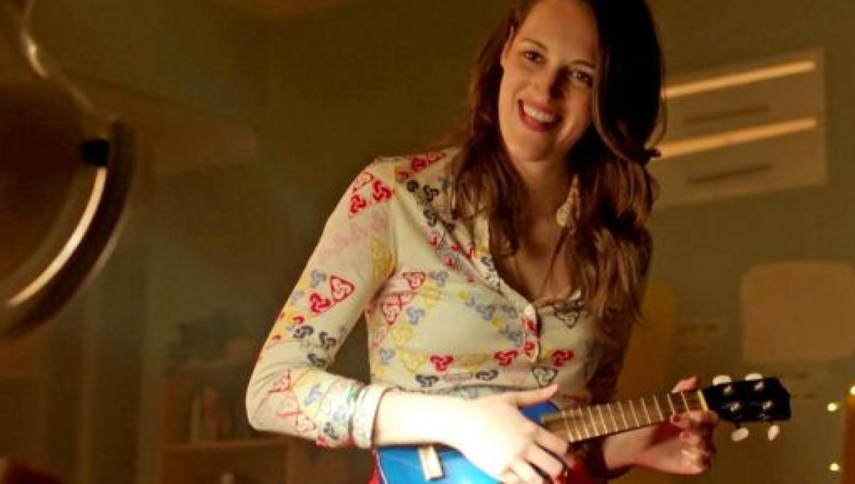 Lulu (Phoebe Waller-Bridge) nella prima puntata di Crashing