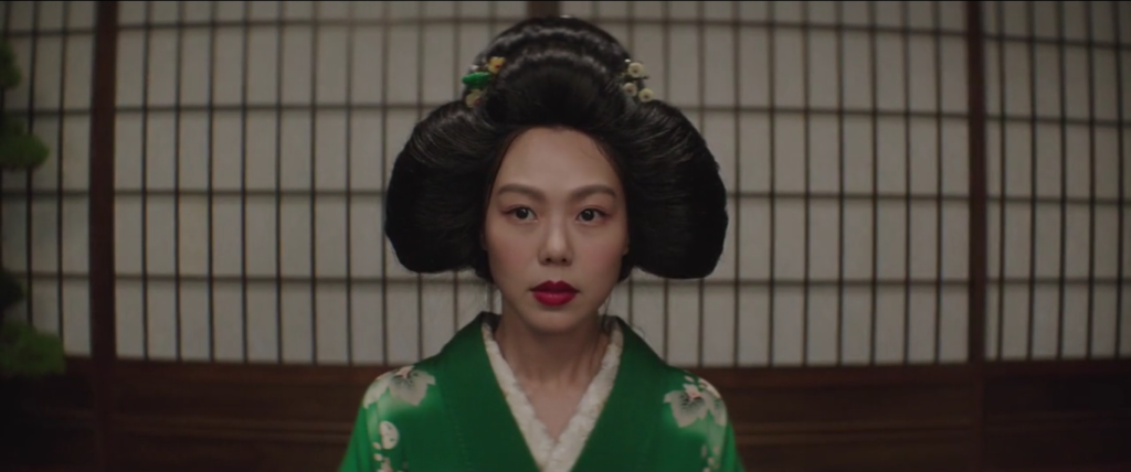 The Handmaiden- Primo piano grandangolare di Hideko, al ritorno alla realtà della platea in ascolto.