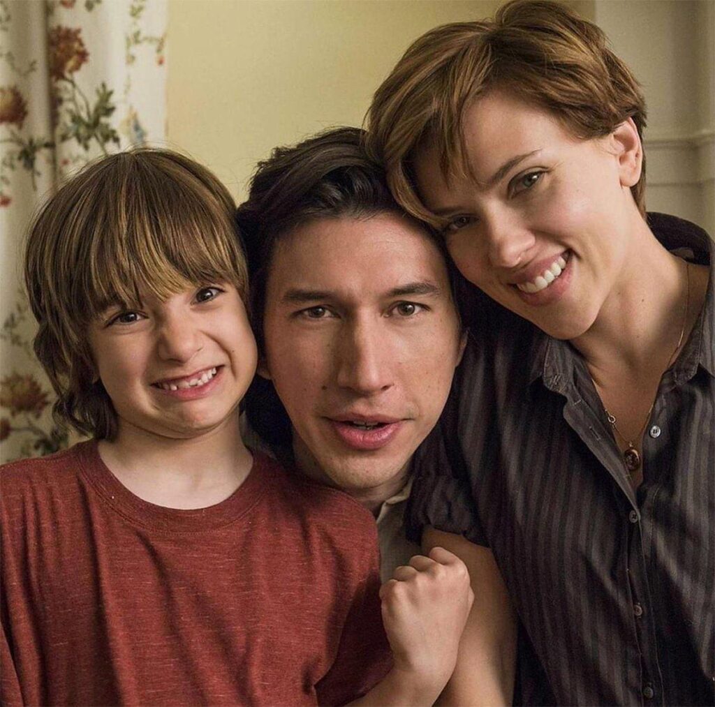 Storia di un matrimonio fra un calamaro ed una balena: Henry (Azhy Robertson), Charlie (Adam Driver) e Nicole (Scarlett Johansson) 