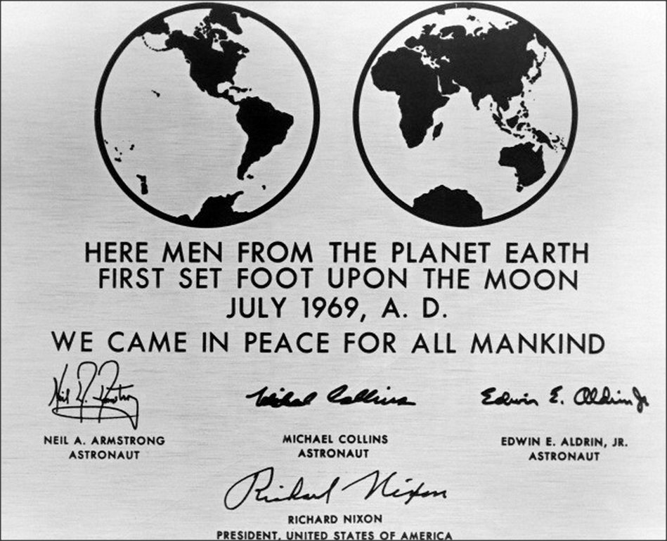 For All Mankind deve decidere cosa fare da grande - La placca celebrativa dell'Apollo 11 che da il nome alla serie (in cui è stata ovviamente inutilizzata).