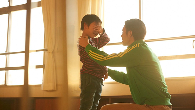 Un padre consola il figlio che piange perché vittima di bullismo